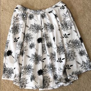 Lularoe L black and white floral Aline skirt NWT